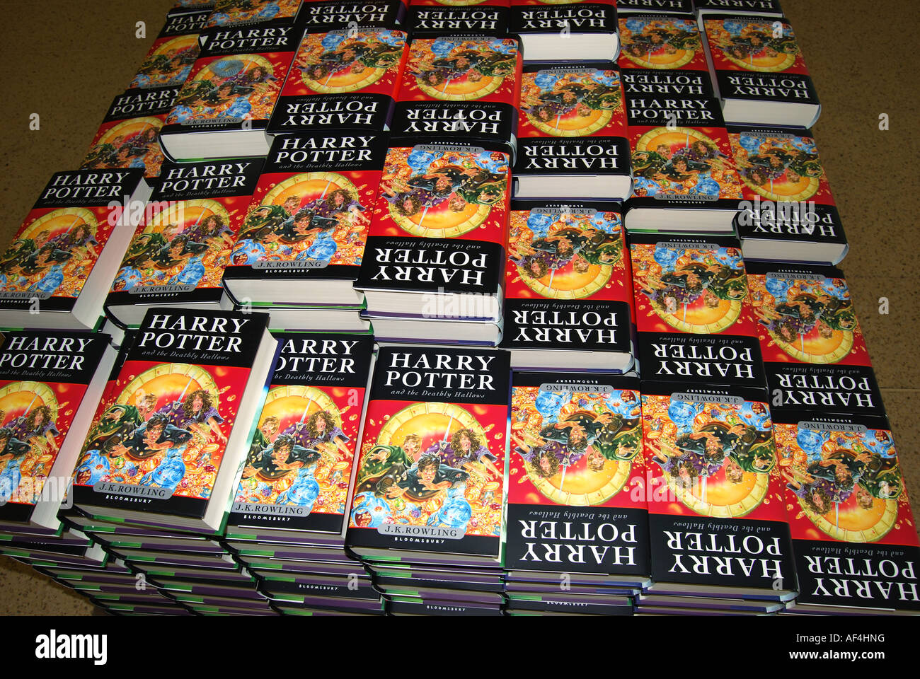 Pila di nuovi libri di Harry Potter, W.H.Smith, Staines-upon-Thames, Surrey, England, Regno Unito Foto Stock