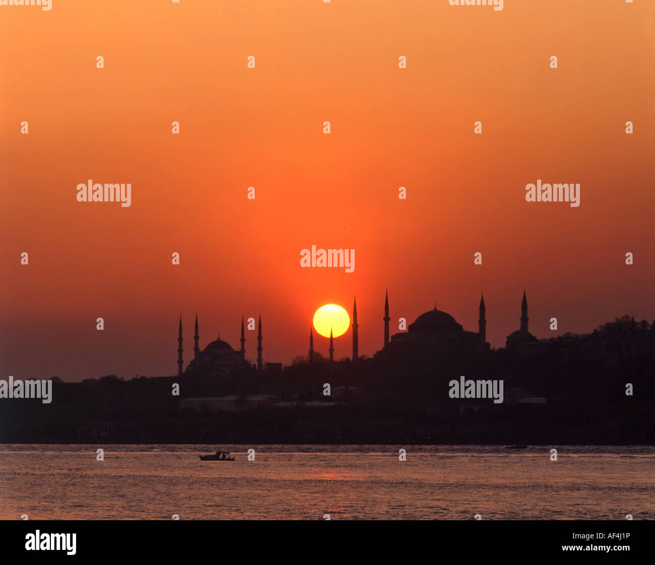 Vista della Moschea Blu e Hagia Sophia dal lato Asiatico di Istanbul, Turchia Foto Stock