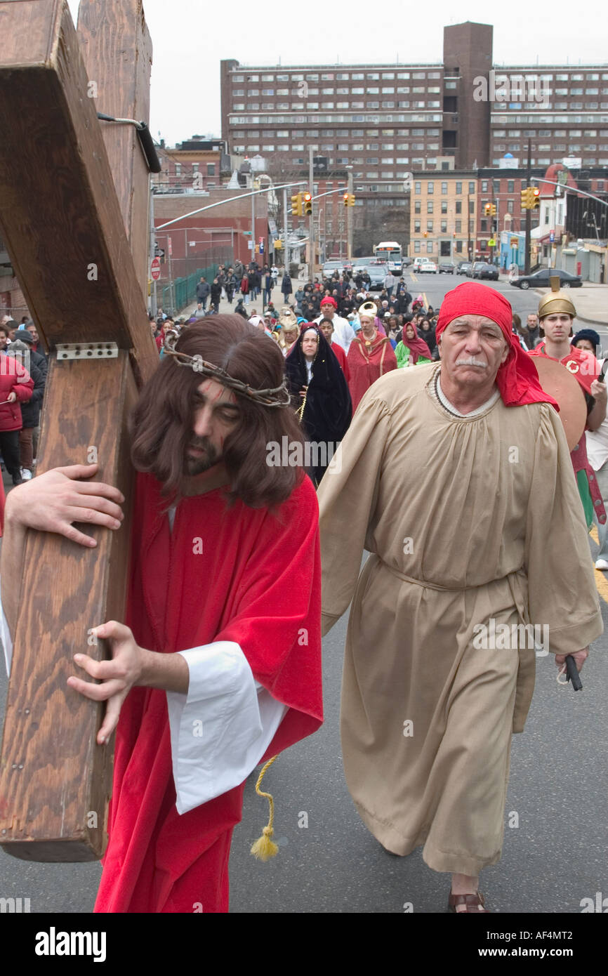 Il Venerdì Santo la promulgazione delle stazioni della Via Crucis per le strade del Bronx New York City sponsorizzata dalla chiesa di San Giuseppe Foto Stock