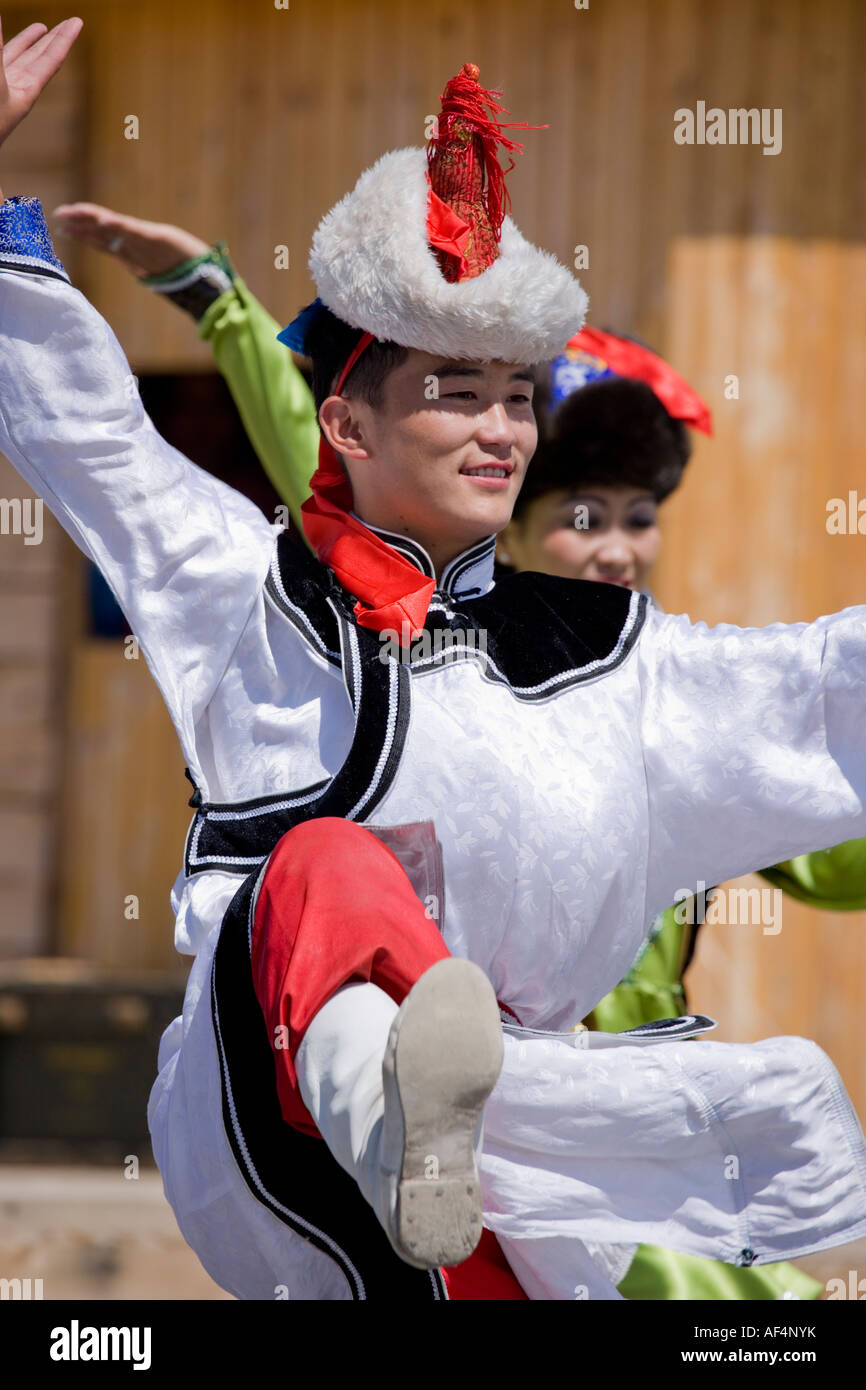 Giovane uomo dancing at Gengis Khan festival in Mongolia Foto Stock