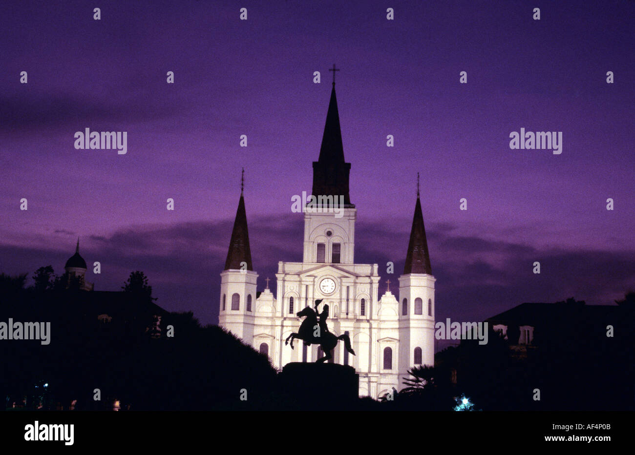 Statua del General Jackson stagliano contro St Louis Cathedral accesa fino al tramonto a New Orleans in Louisiana USA Foto Stock