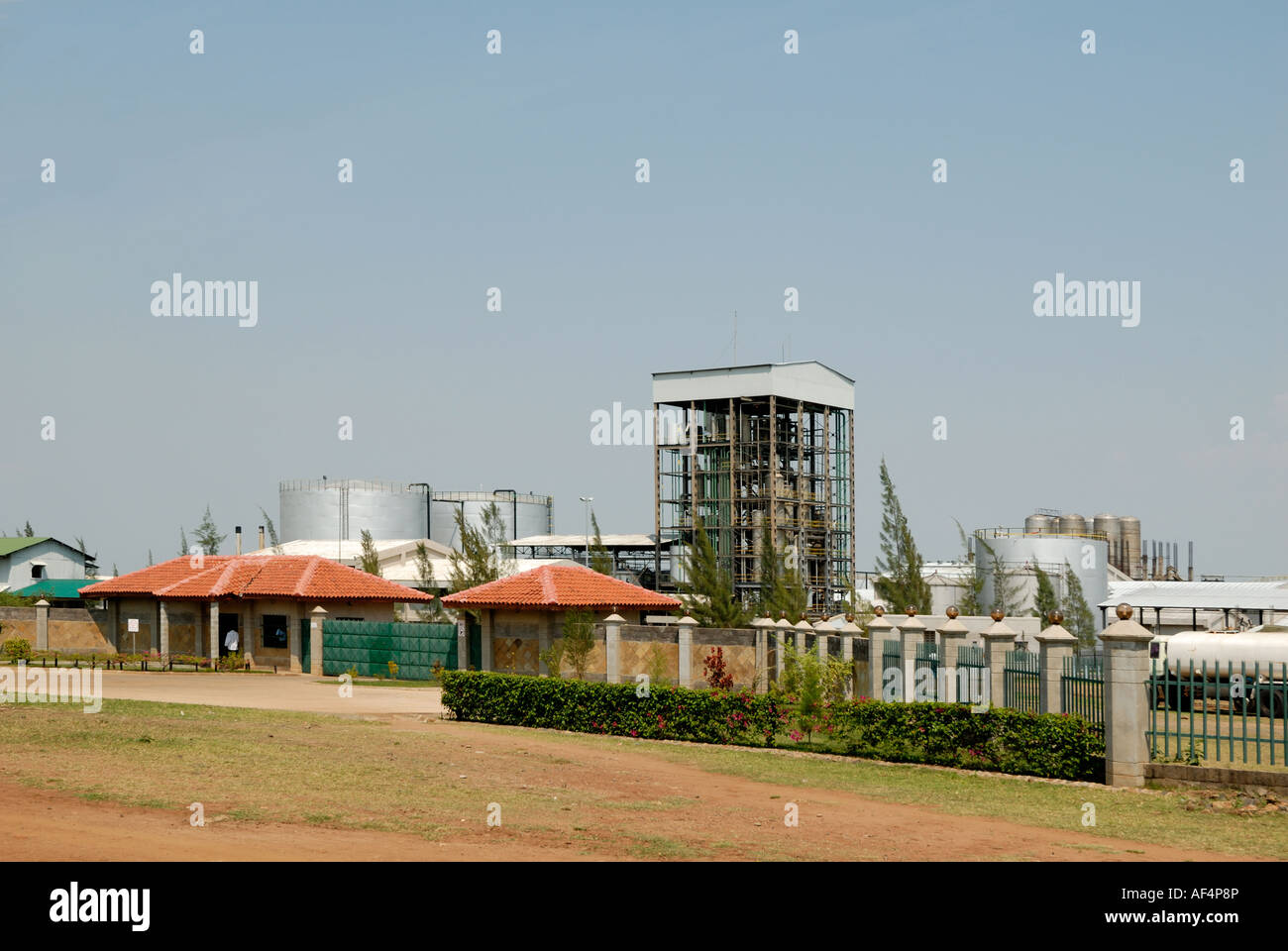 Raffineria di petrolio e i serbatoi di stoccaggio nella periferia di Kisumu città sulla strada di Maseno nel Kenya occidentale Africa orientale Foto Stock