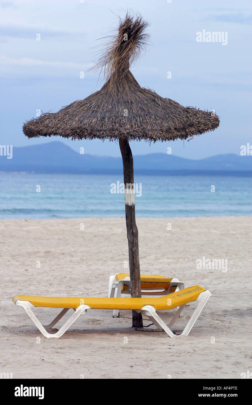 Ombrellone e lettini sulla spiaggia di sabbia di Alcudia Mallorca Spagna Spain Foto Stock