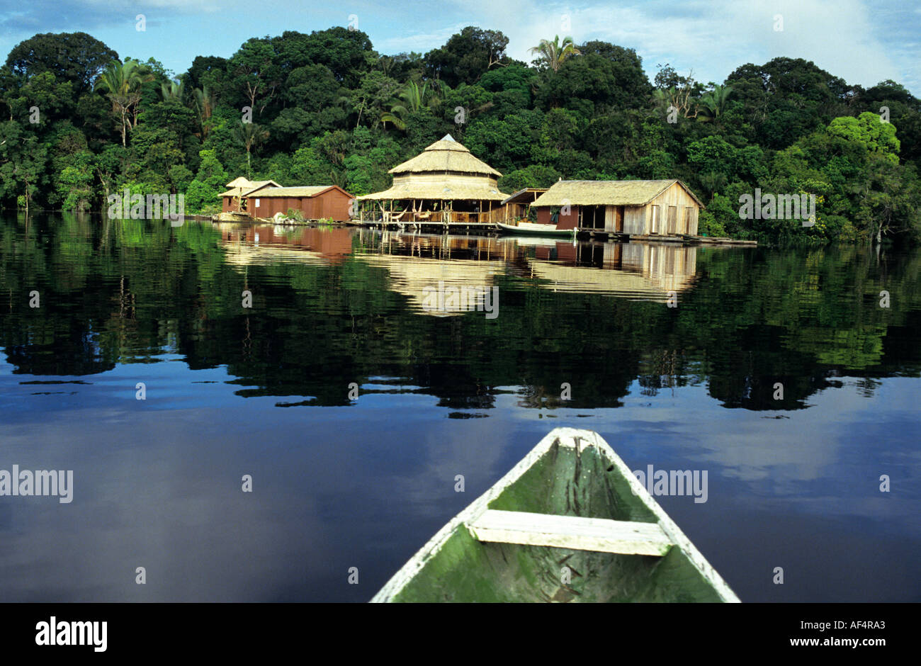 Amazon River Lodge floating visitatore alloggio visto dalla parte anteriore del avvicinando canoa nella regione amazzonica del Brasile Foto Stock