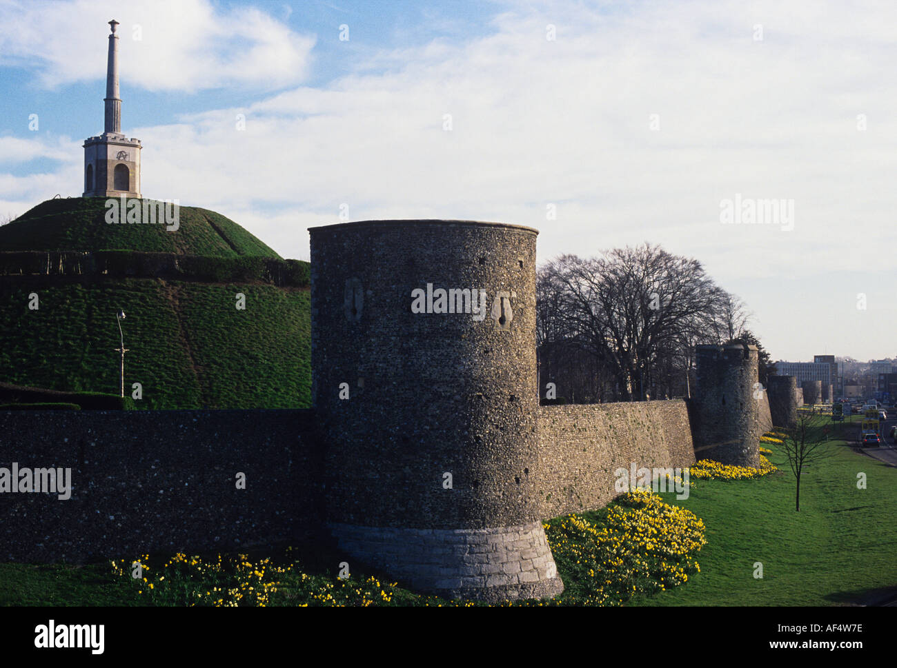 Canterbury Mura eseguire passato Dane John Gardens con antichi mound XIX sec. colonna Kent Foto Stock