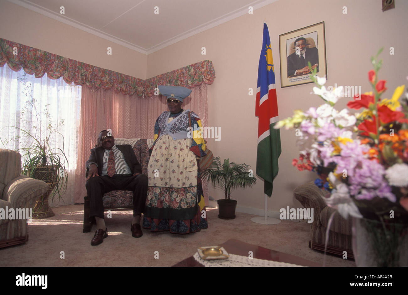 Herero della donna e suo marito nella sua casa di Walvis Bay Namibia Foto Stock