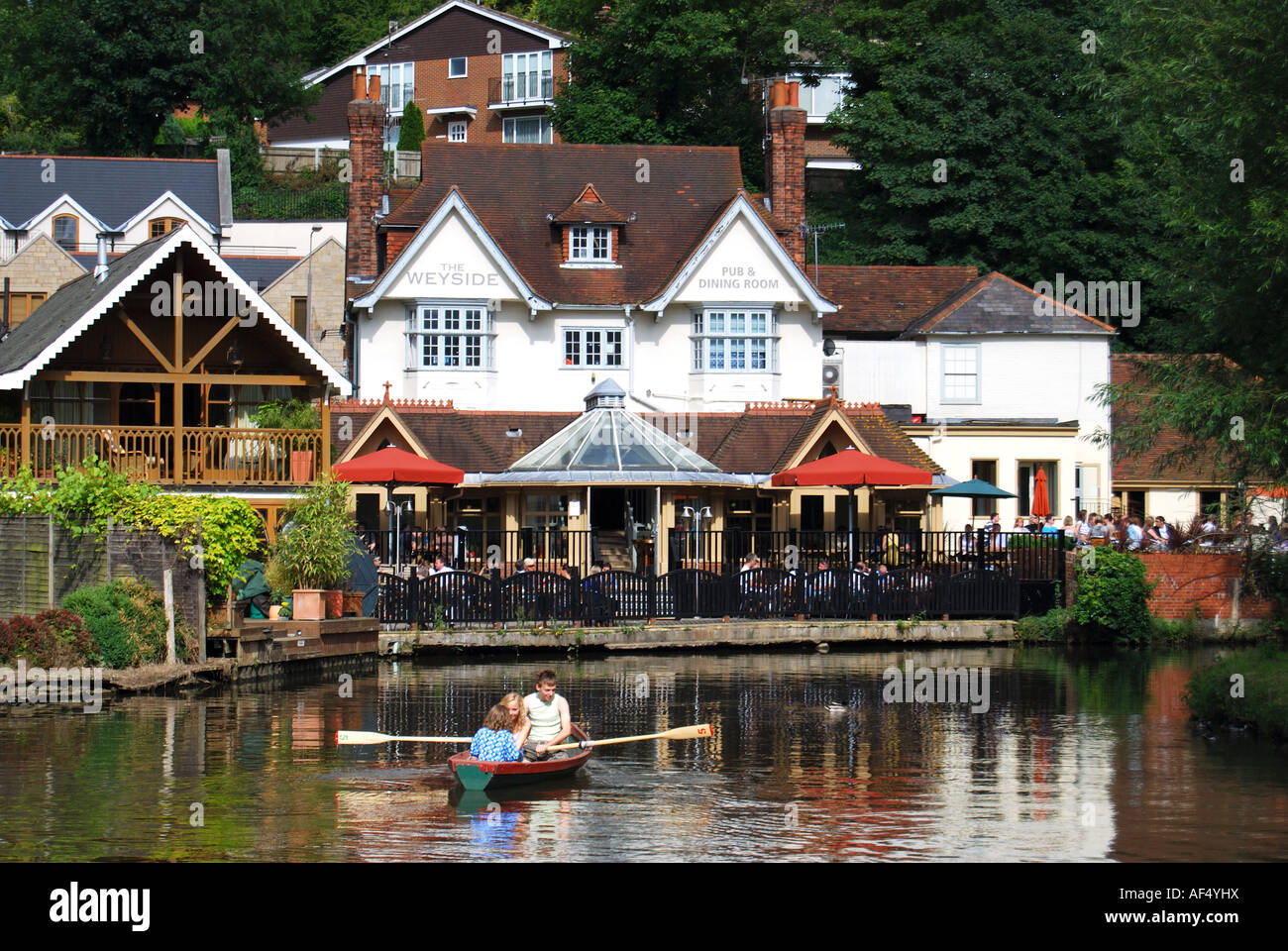 Il Pub Weyside sulle rive del fiume Wey, Guildford, Surrey, England, Regno Unito Foto Stock