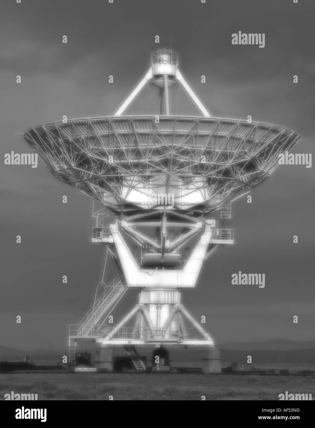 Basso angolo di visione di un satellite di comunicazioni Foto Stock