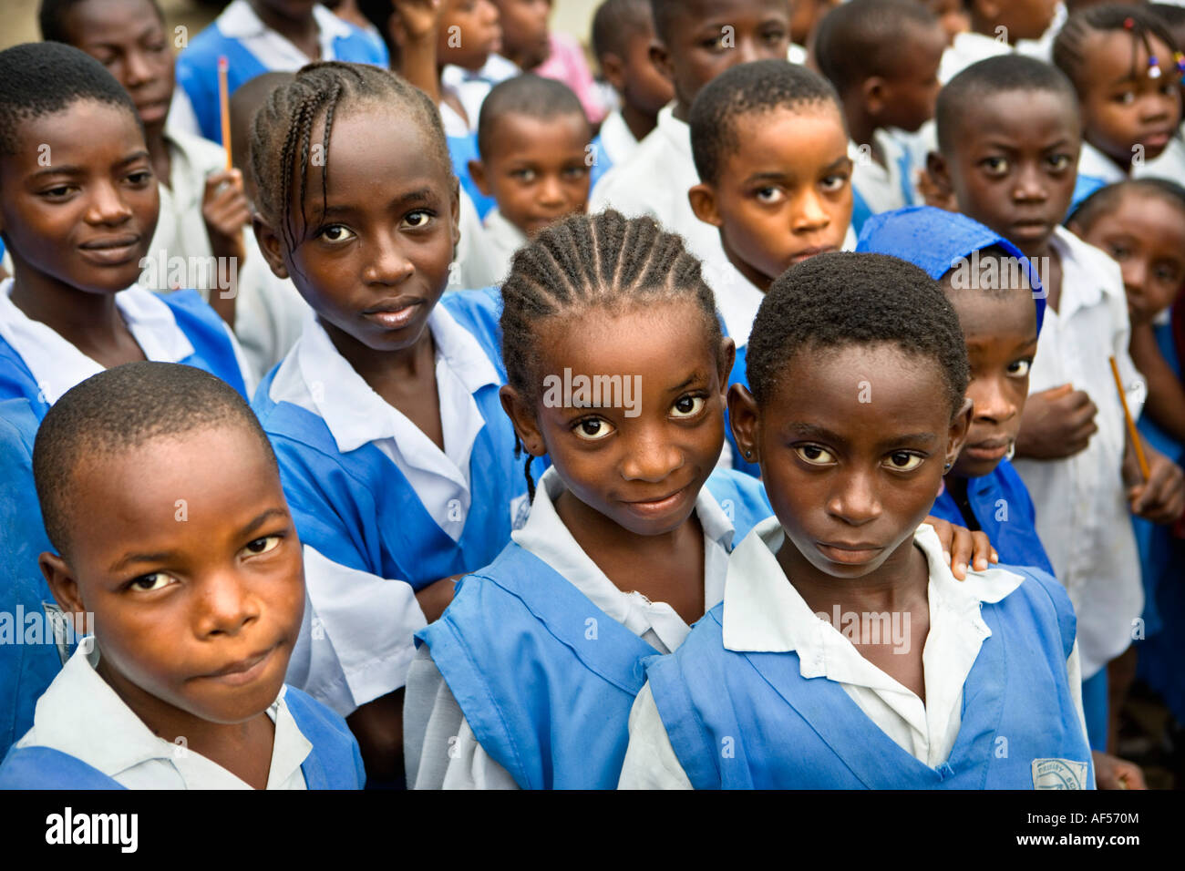 Nigeria Lagos i bambini durante la ginnastica mattutina e cerimonia a scuola Foto Stock