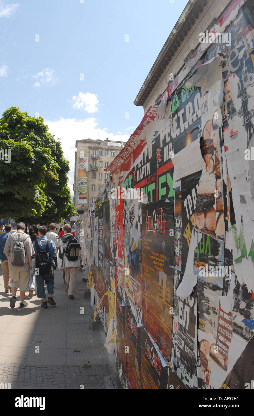 Fly poster fuori dall'edificio in Sofia Bulgaria Foto Stock