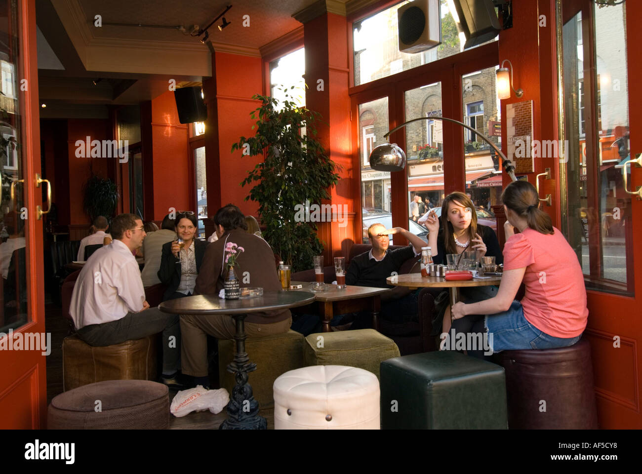 I giovani bere nei pub alla moda su Upper Street nel quartiere di Islington, London, England Regno Unito Foto Stock