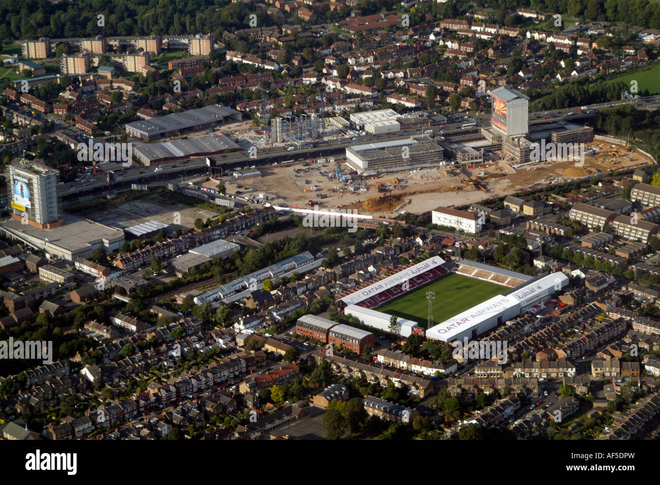 Brentford Football Club massa e autostrada M4 sezione in alzata illustrante edificio commerciale di sviluppo. West London Inghilterra England Foto Stock