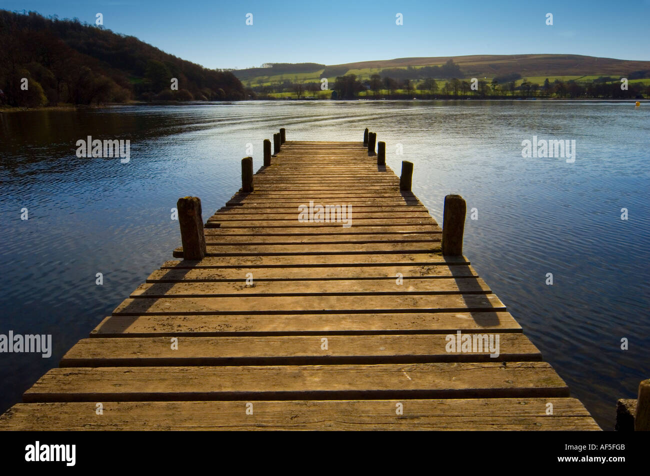 Pontile in legno sul Lake Ullswater Lake District Cumbria Inghilterra England Regno Unito Foto Stock