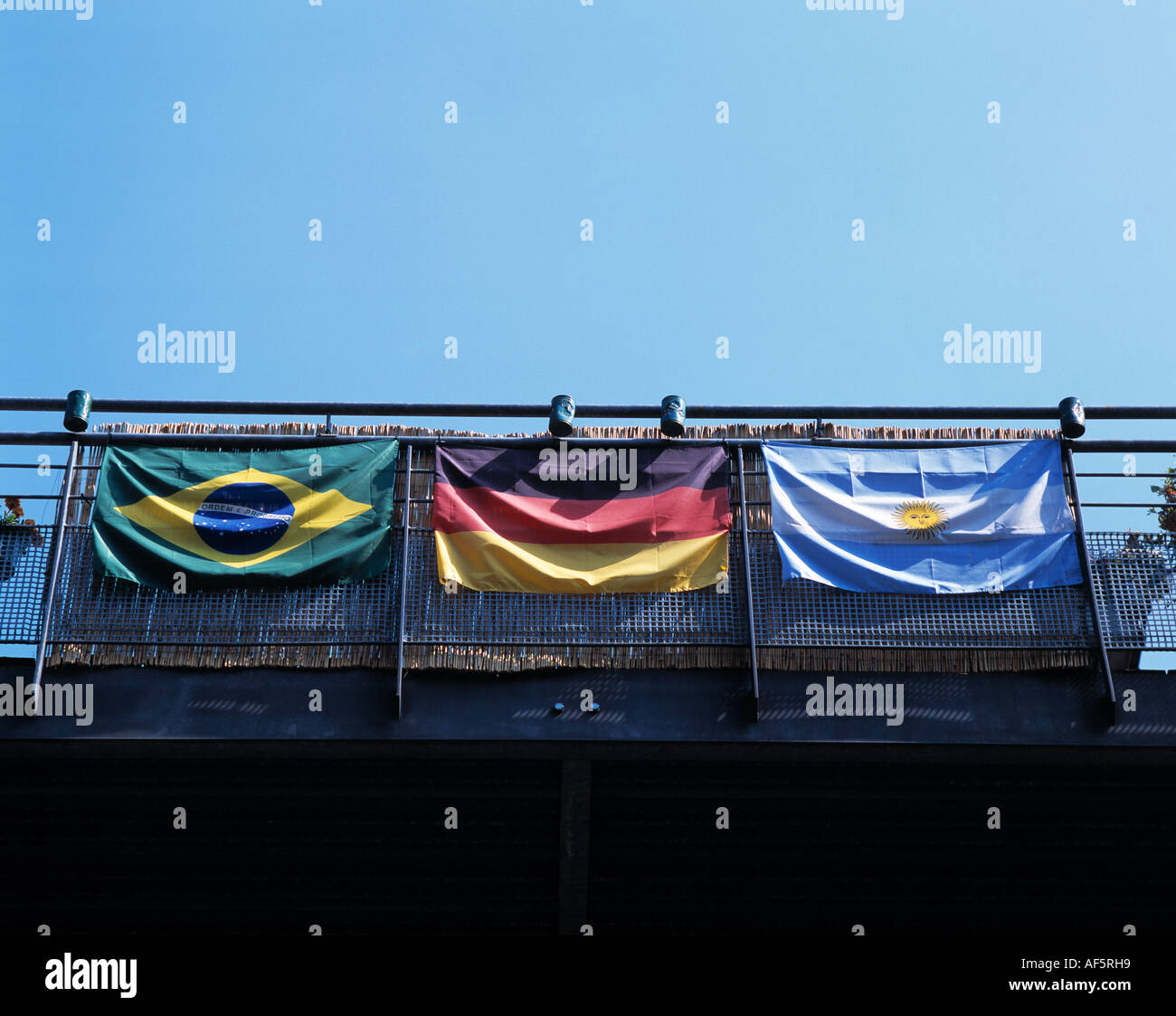 Campionato mondiale di calcio 2006 in Germania, Oberhausen, la zona della Ruhr, Renania settentrionale-Vestfalia, balcone decorato con il brasiliano, il tedesco e l'argentino bandiere nazionali Foto Stock