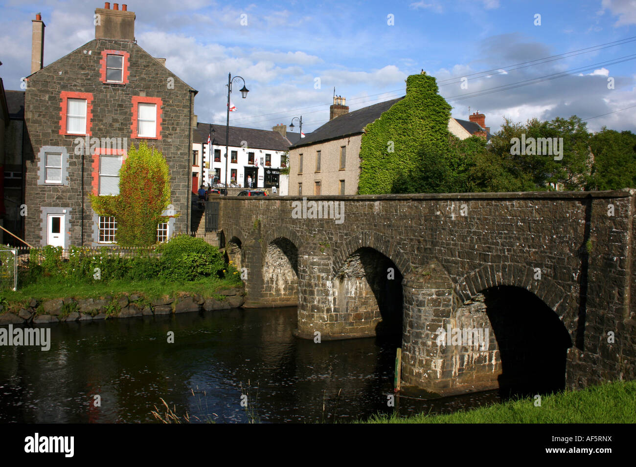 Il vecchio ponte di pietra sul fiume Bush nella città di Bushmills, County Antrim, Irlanda del Nord Foto Stock