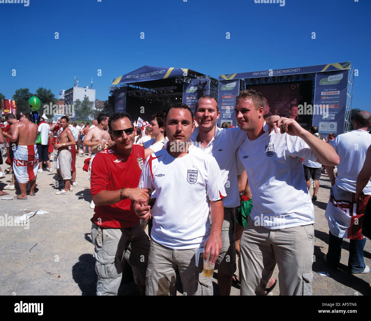 Campionato mondiale di calcio 2006 in Germania, Gelsenkirchen, zona della Ruhr, Renania settentrionale-Vestfalia, ventola partito nella ex Stadium Glueckaufkampfbahn in Gelsenkirchen-Schalke, Inglese per gli appassionati di calcio nei colori nazionali Foto Stock