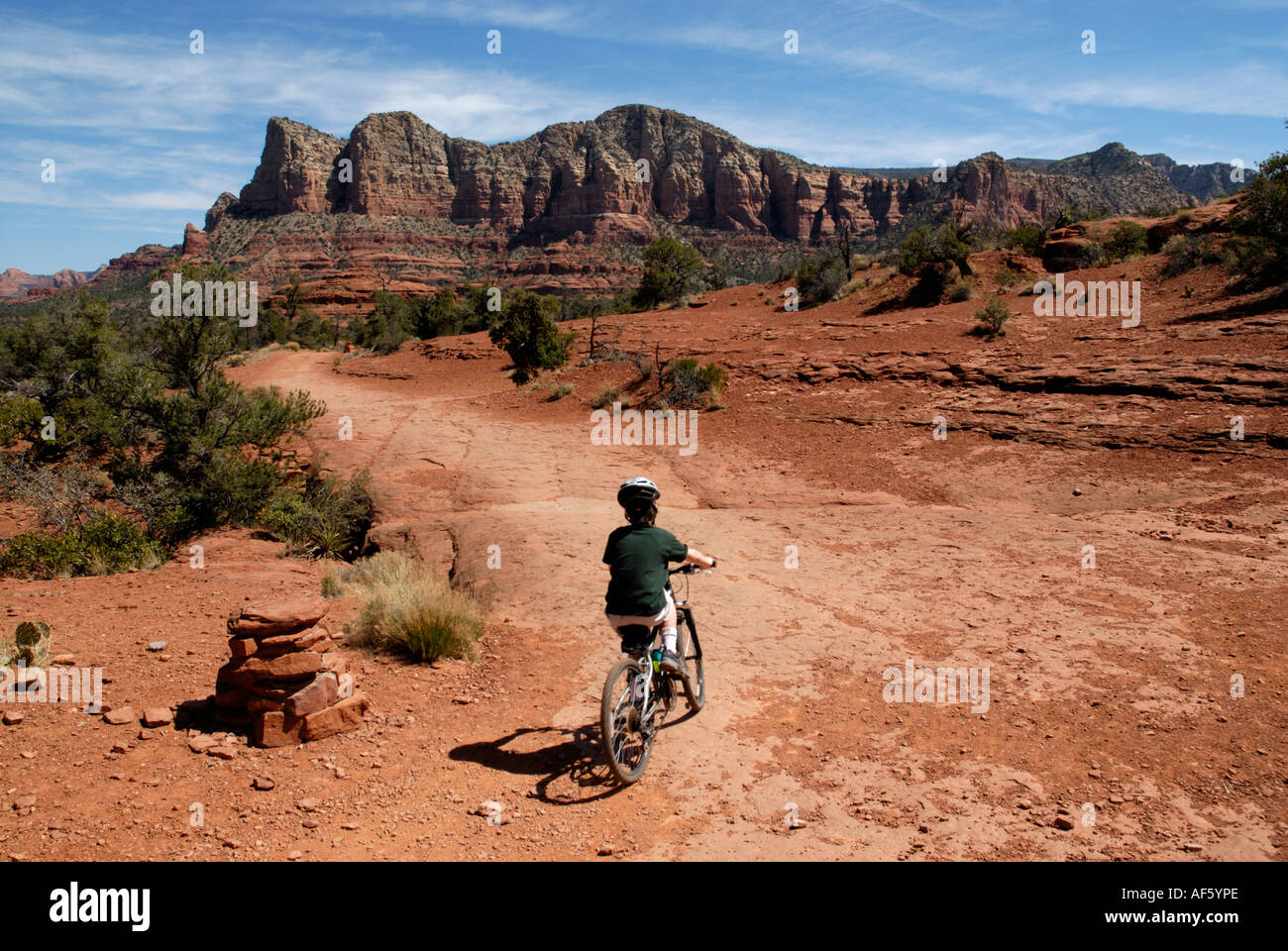Ragazzo equitazione mountain bike sul sentiero percorso in Red Rock Country, vicino a Sedona, in Arizona Foto Stock