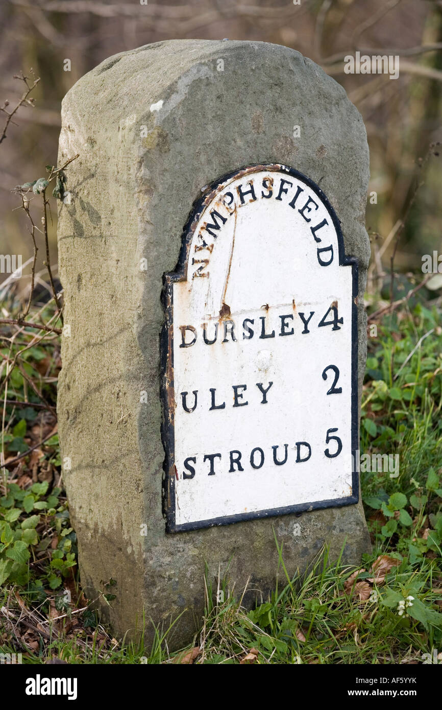 Un vecchio ferro da stiro pietra miliare a Nympsfield sul Cotswold modo Nympsfield Gloucestershire, Regno Unito Foto Stock