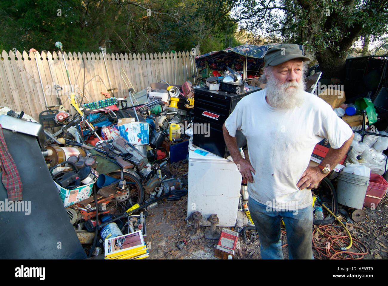 Strada Junk Yard attività di rivendita di articoli per la casa si trova sull'Autostrada 301 nel nord della Florida vicino a Ocala FL Foto Stock