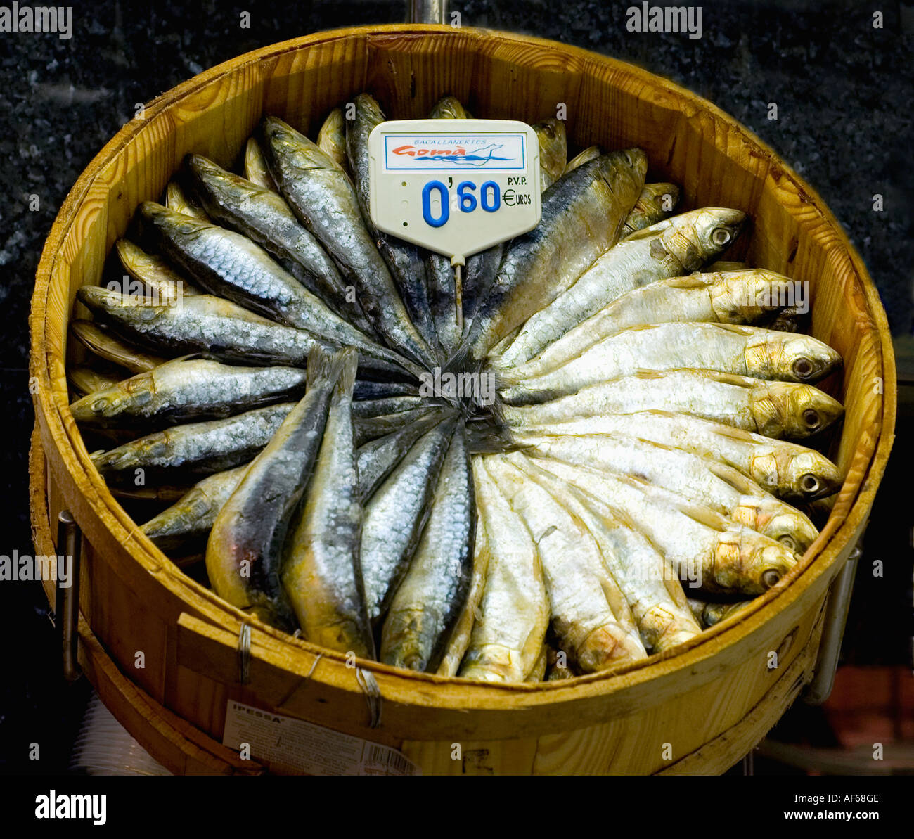 Sardine nel mercato del pesce girato nel ' Mercat de la Boqueria ' La Ramblas , Spagna Foto Stock