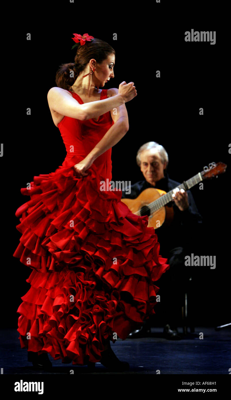 Un ballerino spagnolo di flamenco e il chitarrista Paco Peña eseguire a Sadler's Wells Theatre, Londra, 25 aprile 2006. Foto Stock