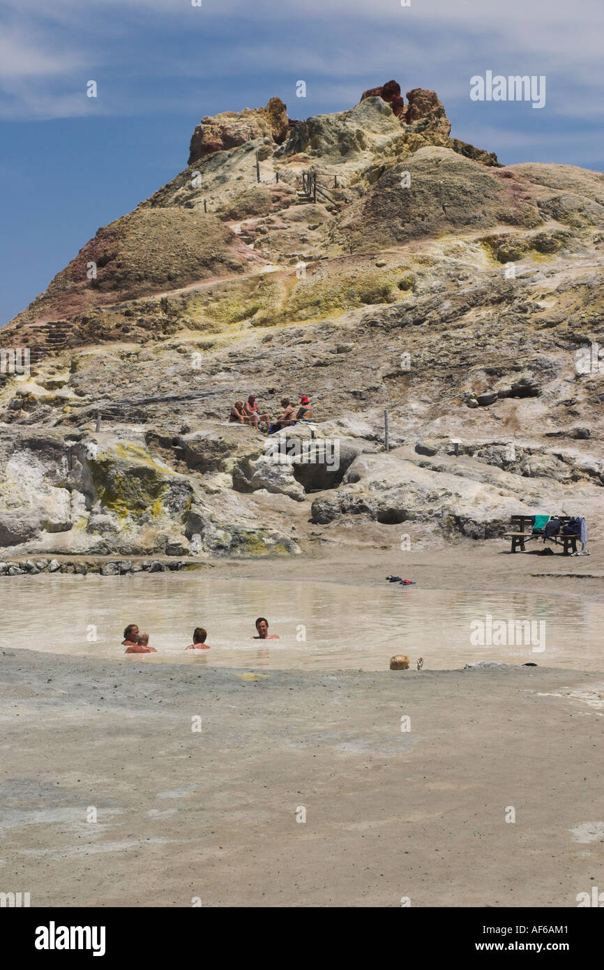 I turisti di balneazione in piscina minerale Vulcano Foto Stock