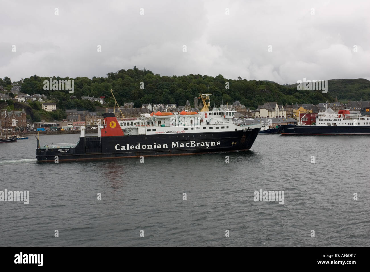 Caledonian MacBrayne Isle of Mull traghetto arrivando a Oban Harbour di Iona Scotland Regno Unito Foto Stock