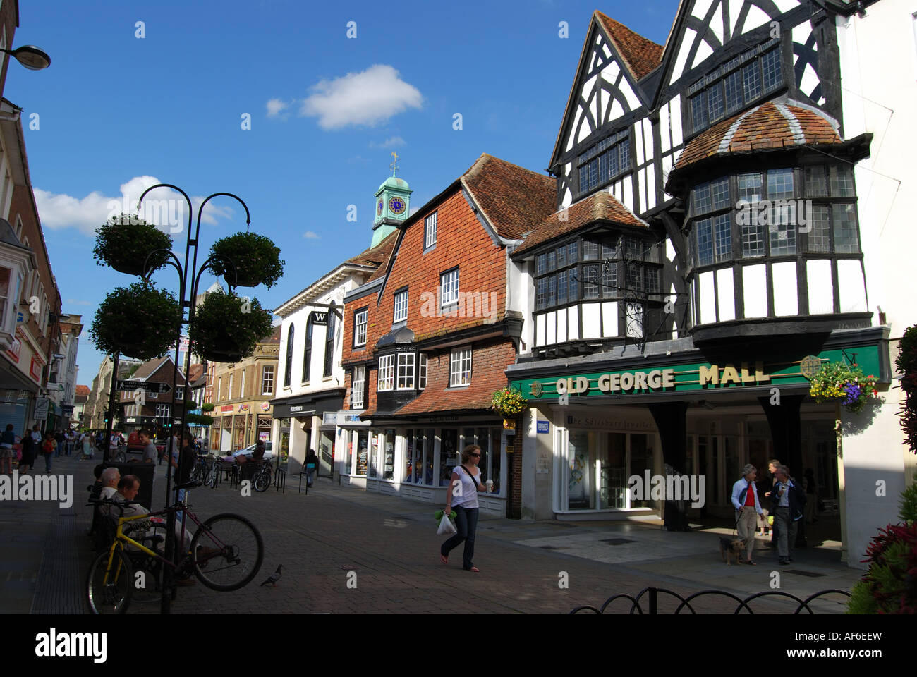 Il vecchio George Mall, High Street, Salisbury, Wiltshire, Inghilterra, Regno Unito Foto Stock