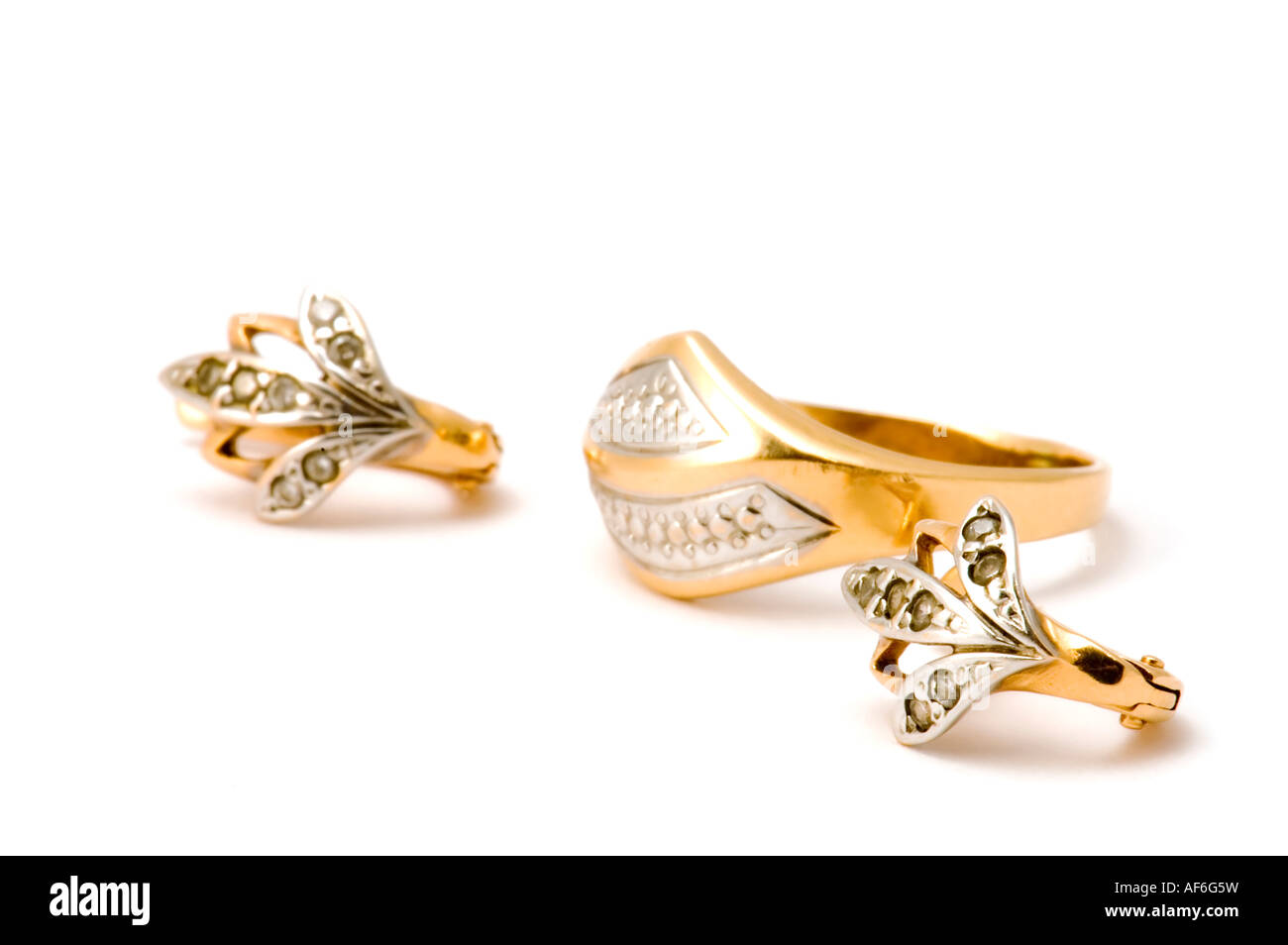 Oggetto di serie su bianco ear ring e anello di tenuta Foto Stock