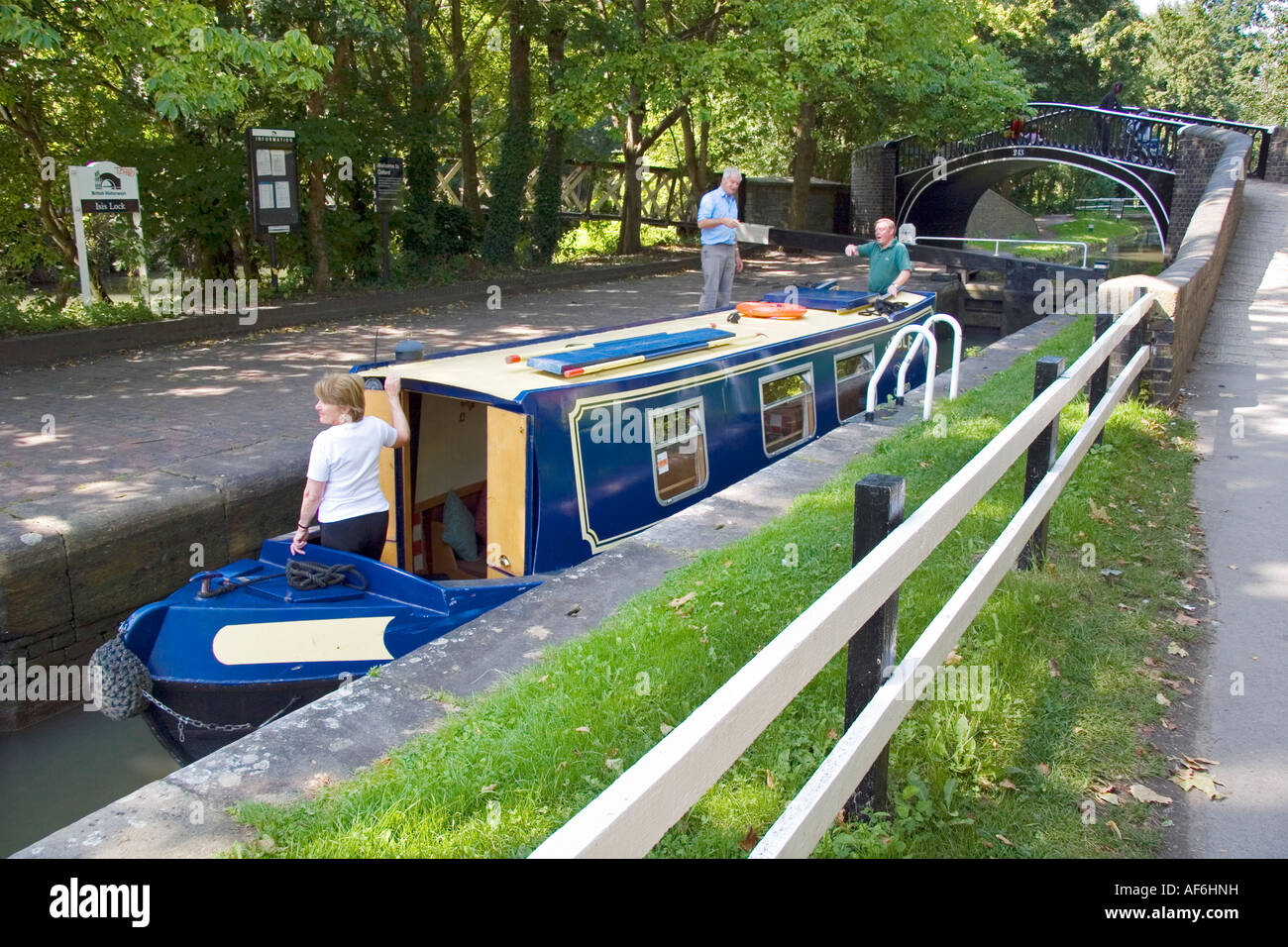 Houseboat passando attraverso il blocco di Isis sulla Oxford Canal Foto Stock