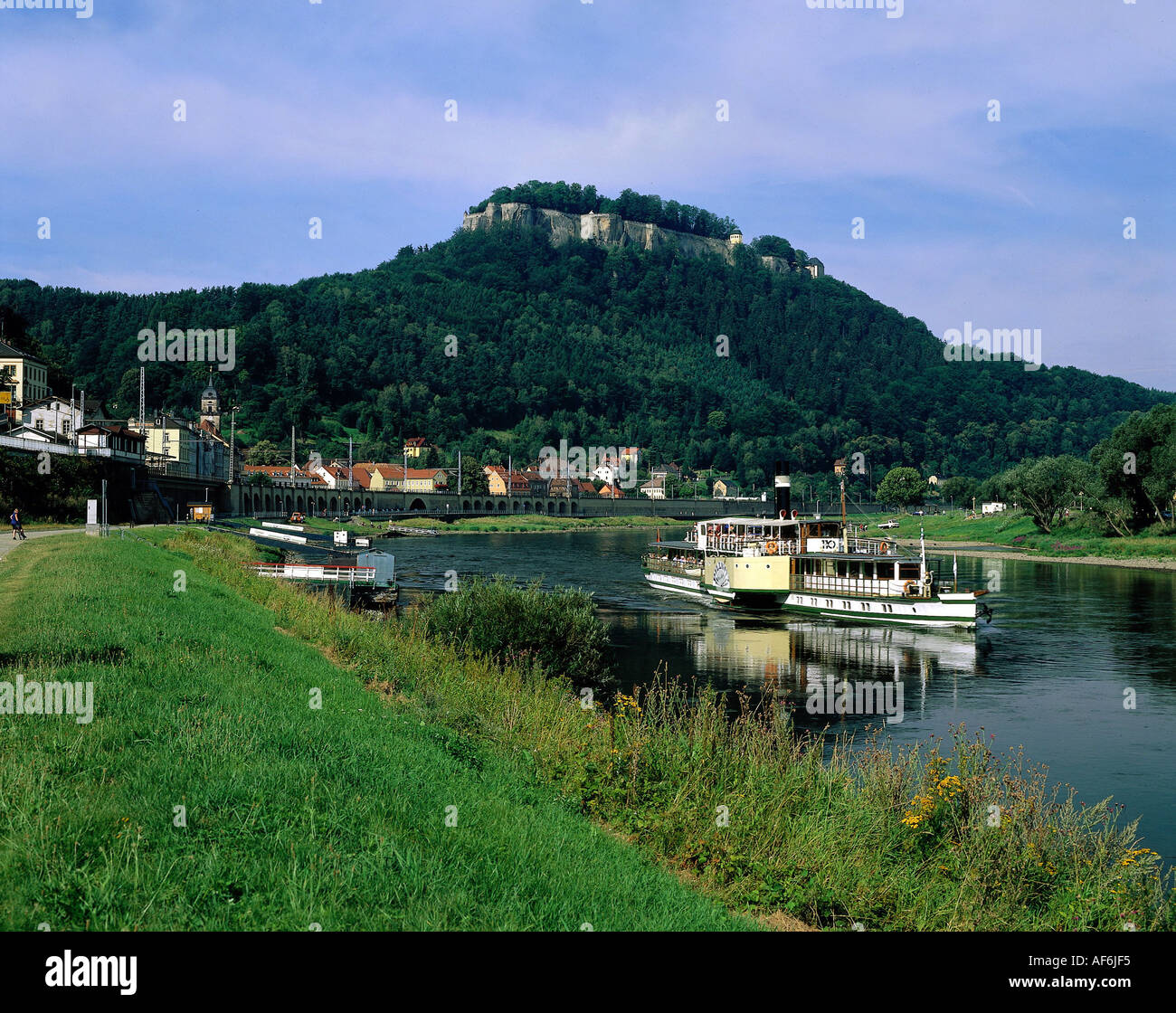Geografia / viaggi, in Germania, in Sassonia, Königstein, vista città / cityscape, vista città con castello, Fiume Elba con ruota a pale vaporizzatore, Additional-Rights-Clearance-Info-Not-Available Foto Stock