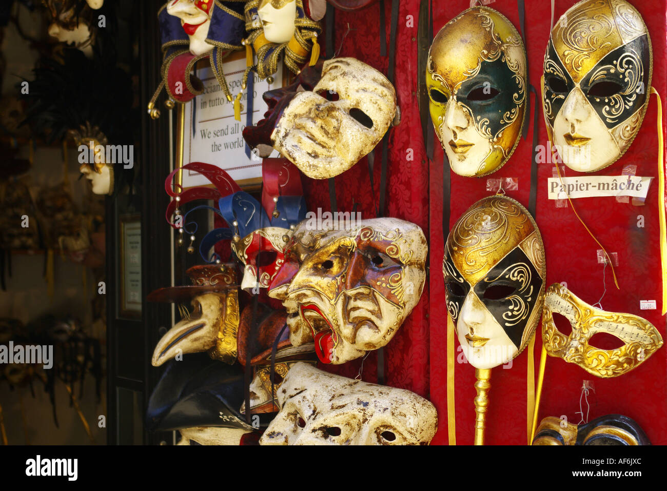 Tradizionali maschere italiane in un negozio di souvenir a Venezia in Italia Foto Stock