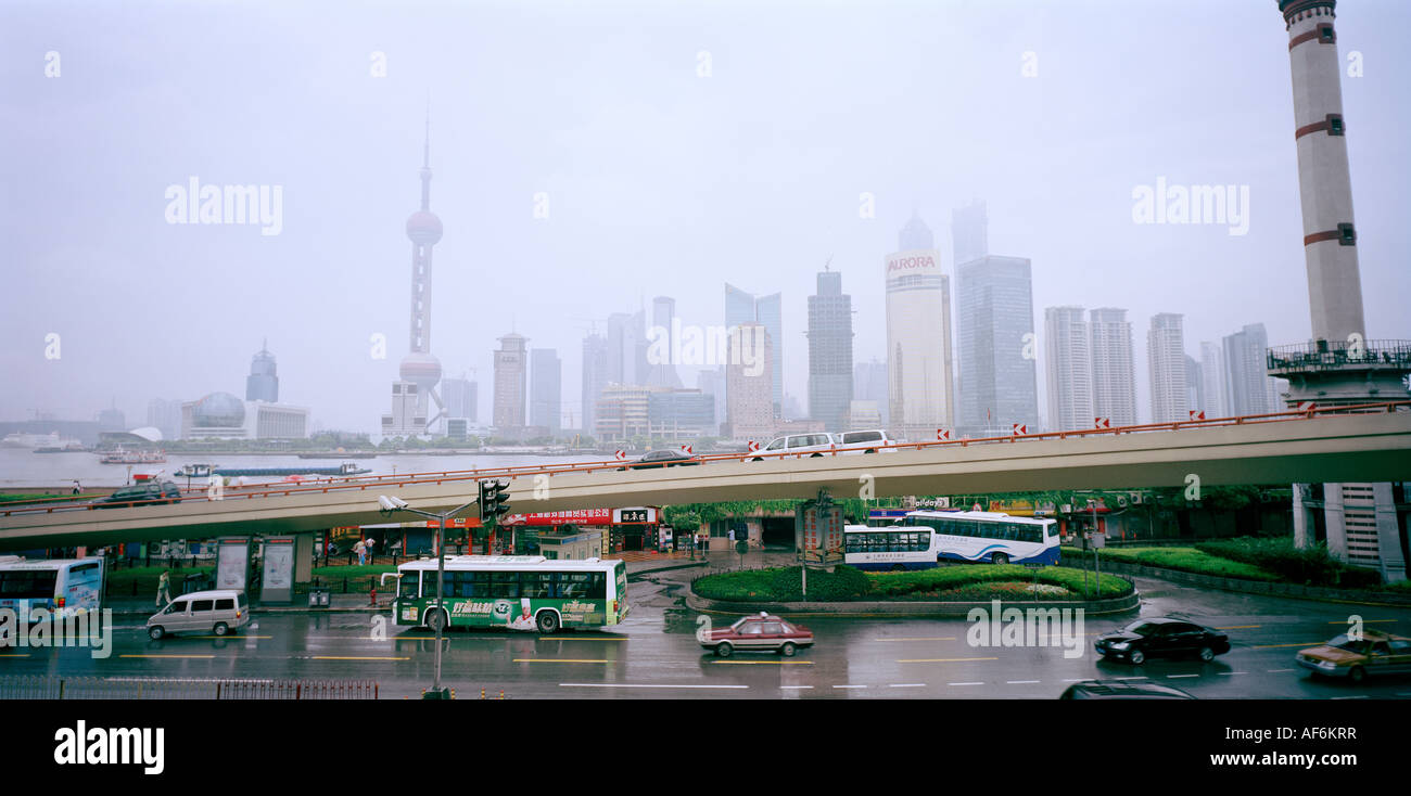 Viaggio - guardando attraverso il fiume Huangpu dal Bund per lo skyline di Pudong di Shanghai nella Repubblica Popolare di Cina in Asia Estremo Oriente. Foto Stock