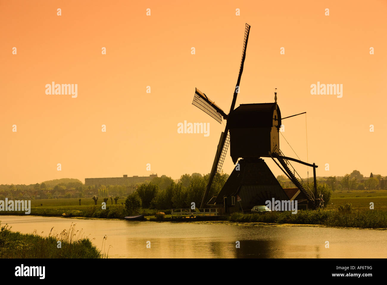 Paesi Bassi - Mulino a vento al tramonto a Kinderdijk, Olanda Foto Stock