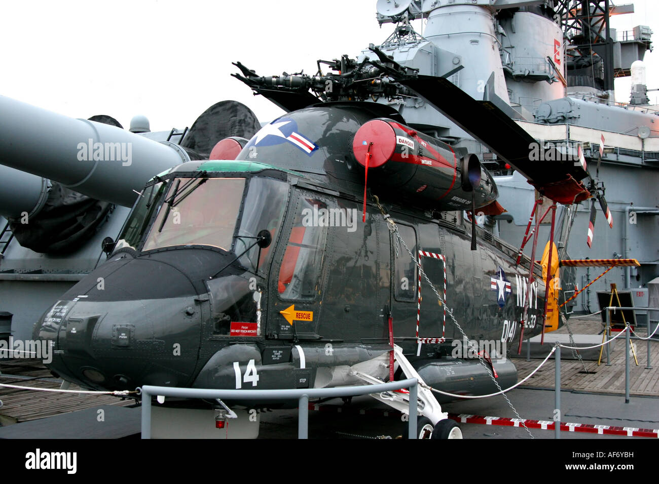 USS New Jersey BB 62 è una delle quattro corazzate della classe Iowa dettagli dall'elicottero Foto Stock
