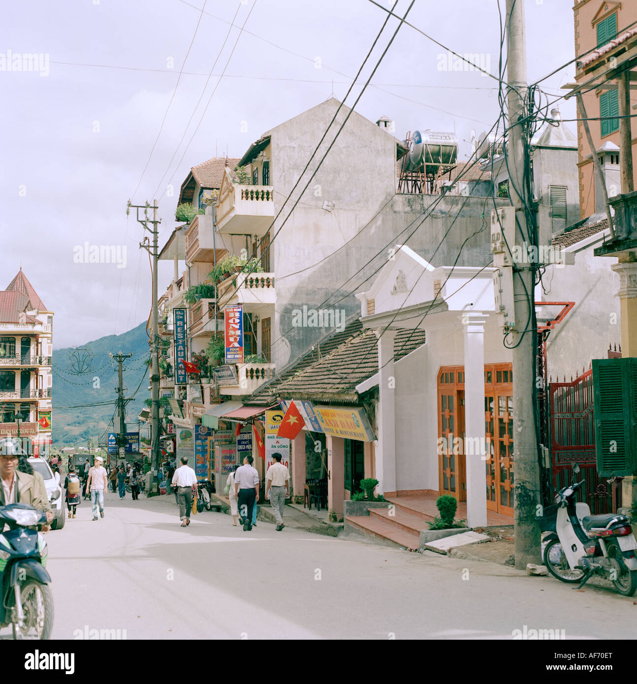 Fotografia di viaggio - il vecchio stile coloniale Francese hill station di Sapa nel nord del Vietnam del Sud-est asiatico in Estremo Oriente. Evasione Wanderlust Foto Stock