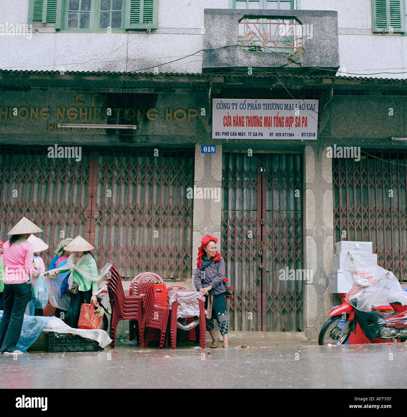 Una scena di strada in francese antico hill station di Sapa nel nord del Vietnam in Asia. La cultura urbana della città Storia Persone vita Lifestyle Travel Wanderlust Foto Stock