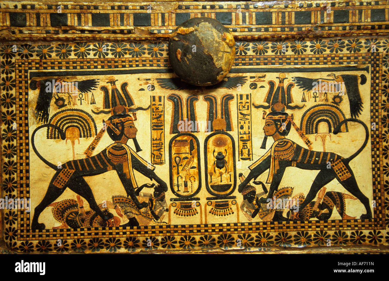 Egitto Il Cairo, Museo Egizio Box con decorazioni e geroglifici per nella tomba Foto Stock