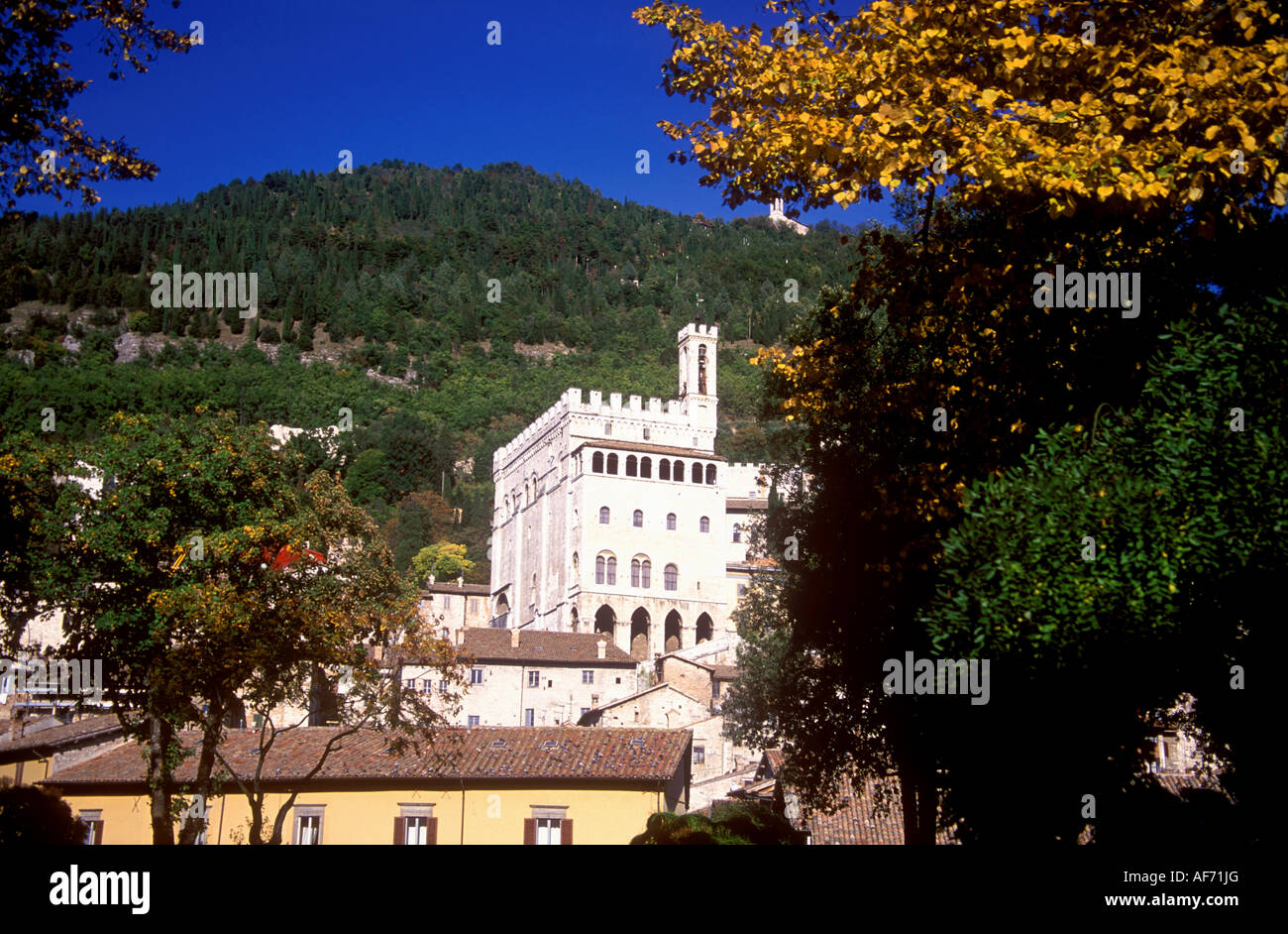 Gubbio, l imponente Consul del palazzo che sovrasta la cittadina Foto Stock