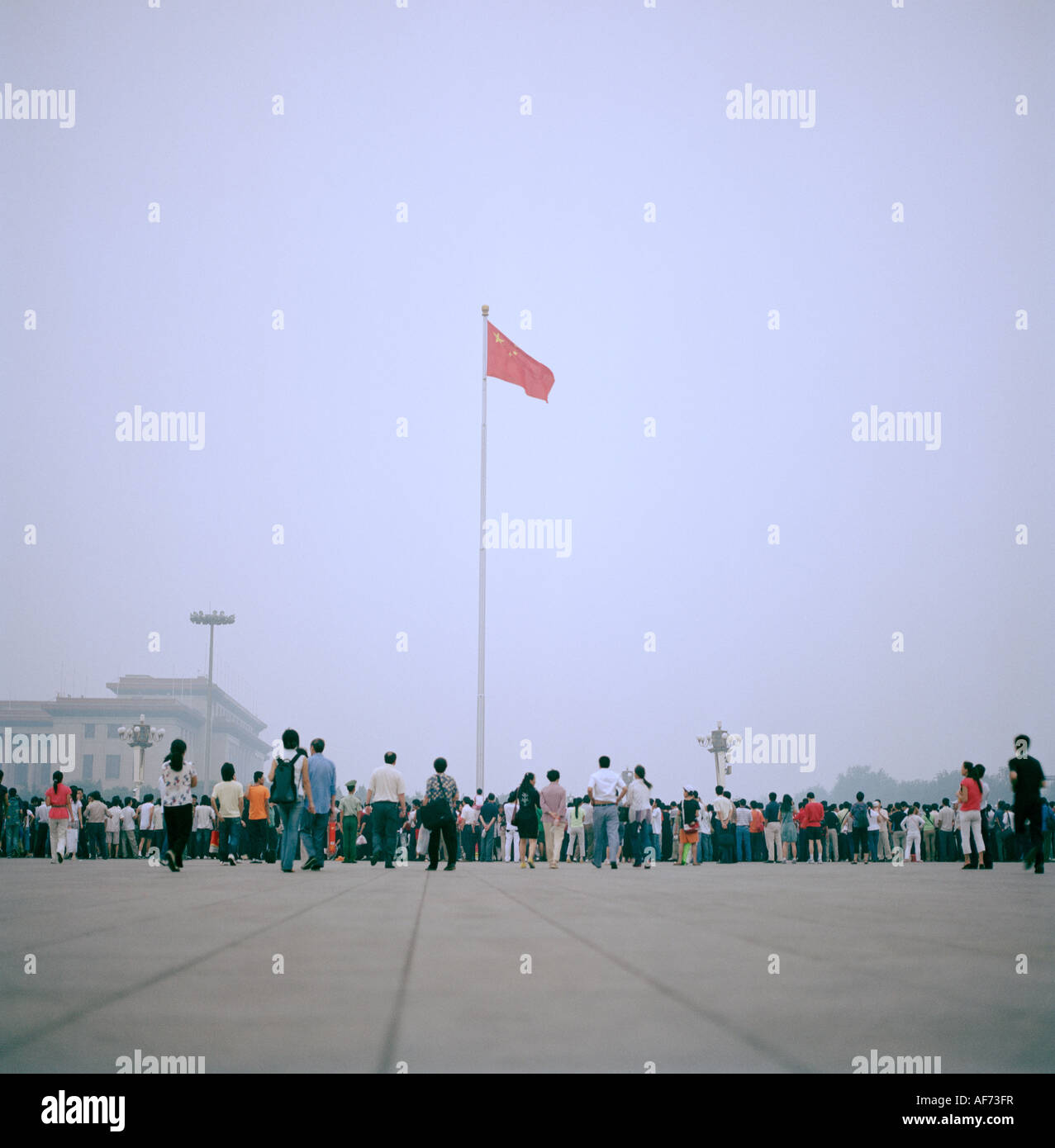Grande città del mondo. La bandiera cinese su Piazza Tiananmen a Pechino in Cina in Asia orientale. Avventura di viaggio cultura estremo oriente Foto Stock