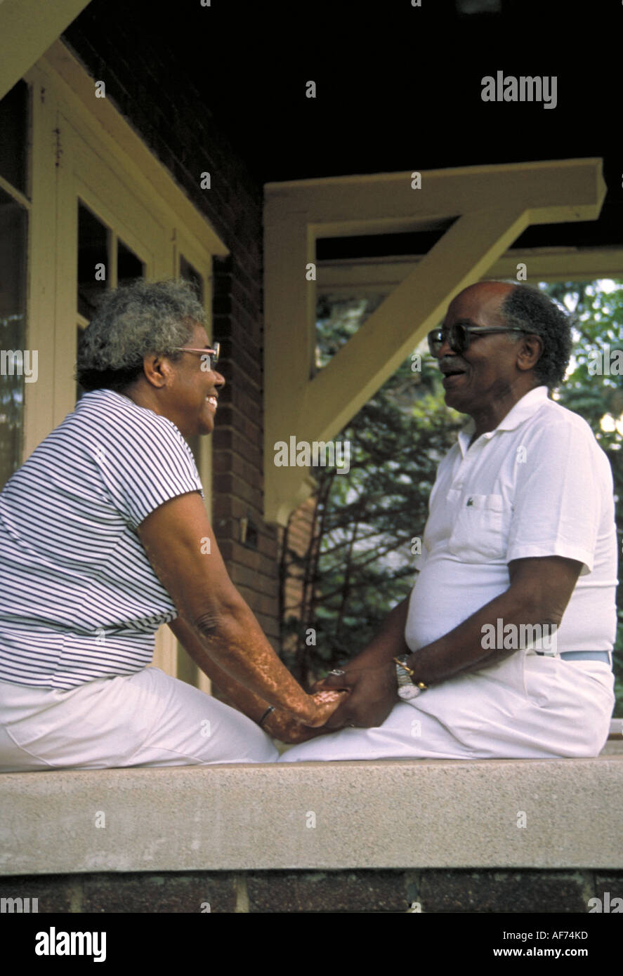 Coppia senior parlando al portico anteriore. San Paolo, Minnesota Foto Stock