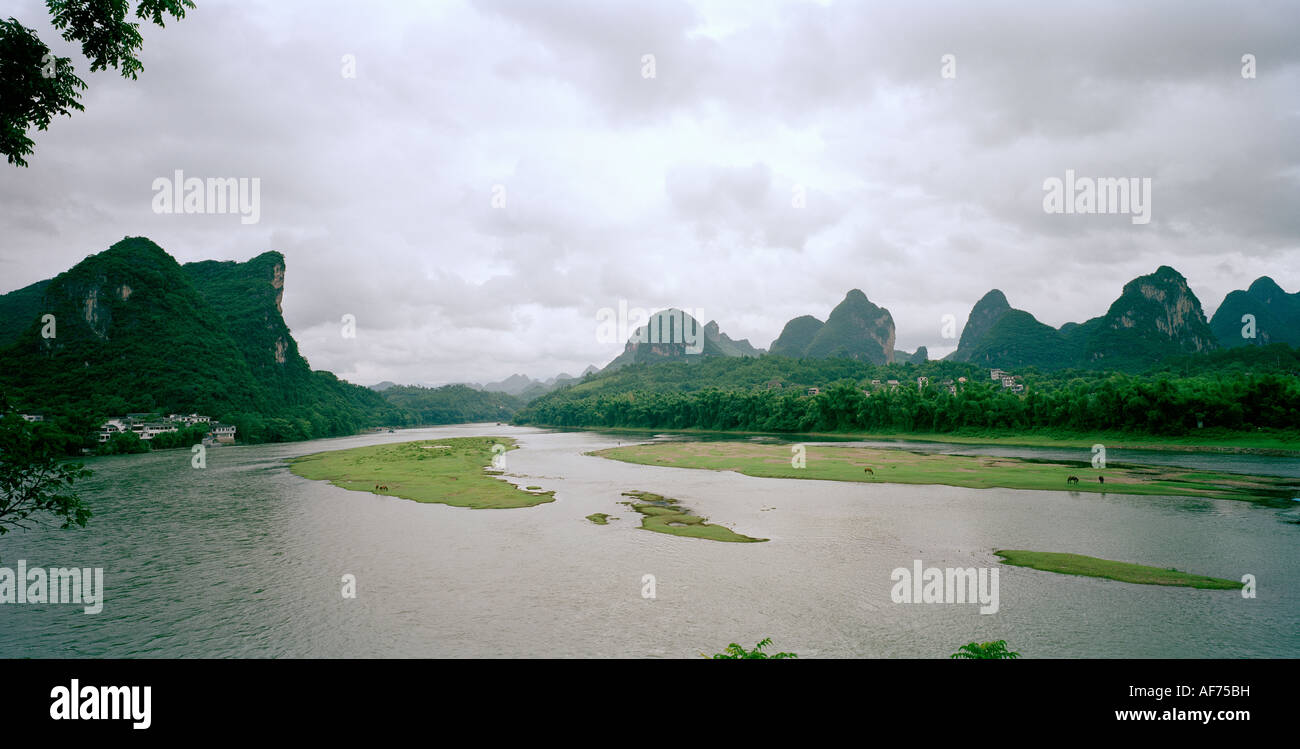 Paesaggi. Un paesaggio che mostra il Fiume Li e montagne a Yangshuo a Guilin in Guangxi in Cina in Asia. Cultura Adventure World Travel Foto Stock