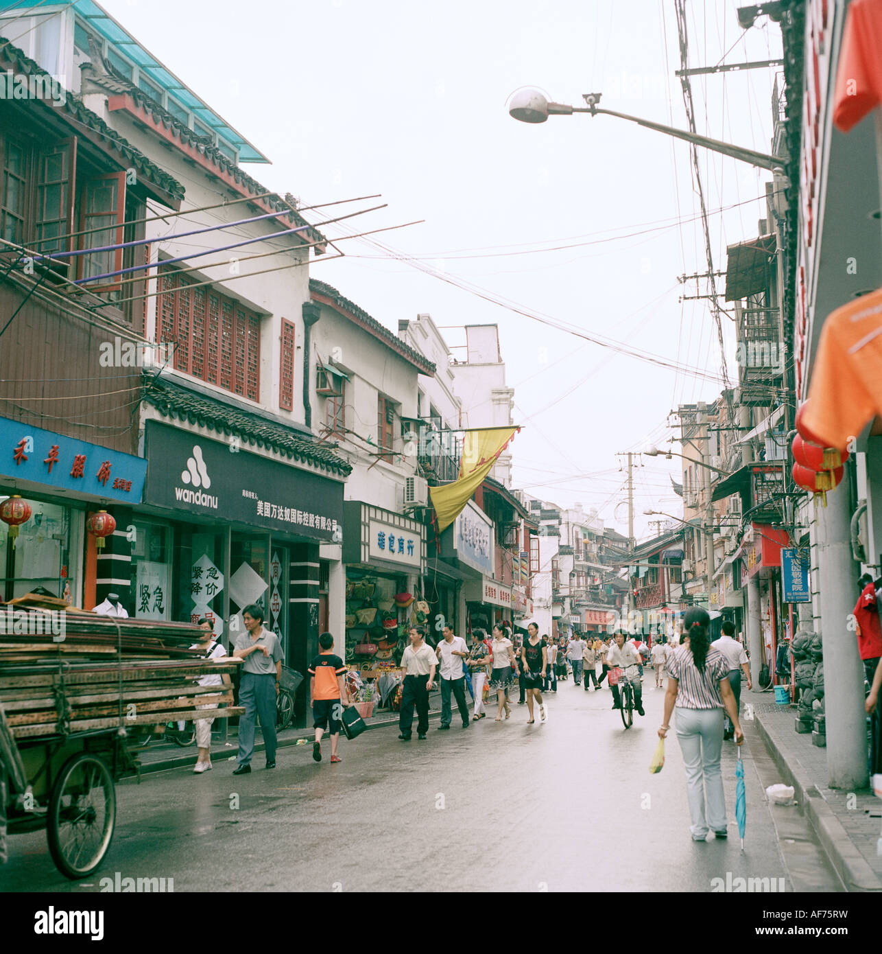 Fotografia di viaggio - Scene di strada nella città vecchia di Shanghai nella Repubblica Popolare di Cina in Asia orientale. Lo stile di vita di vita Wanderlust Foto Stock