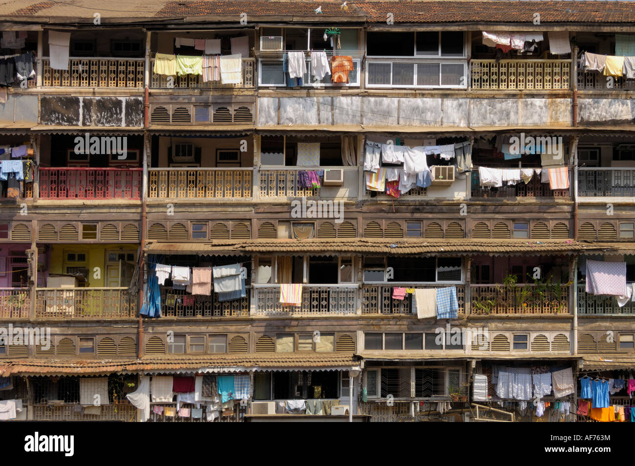 Dilapidando Chawl facciata a basso costo appartamenti residenziali con servizi igienici comuni Mumbai India Foto Stock