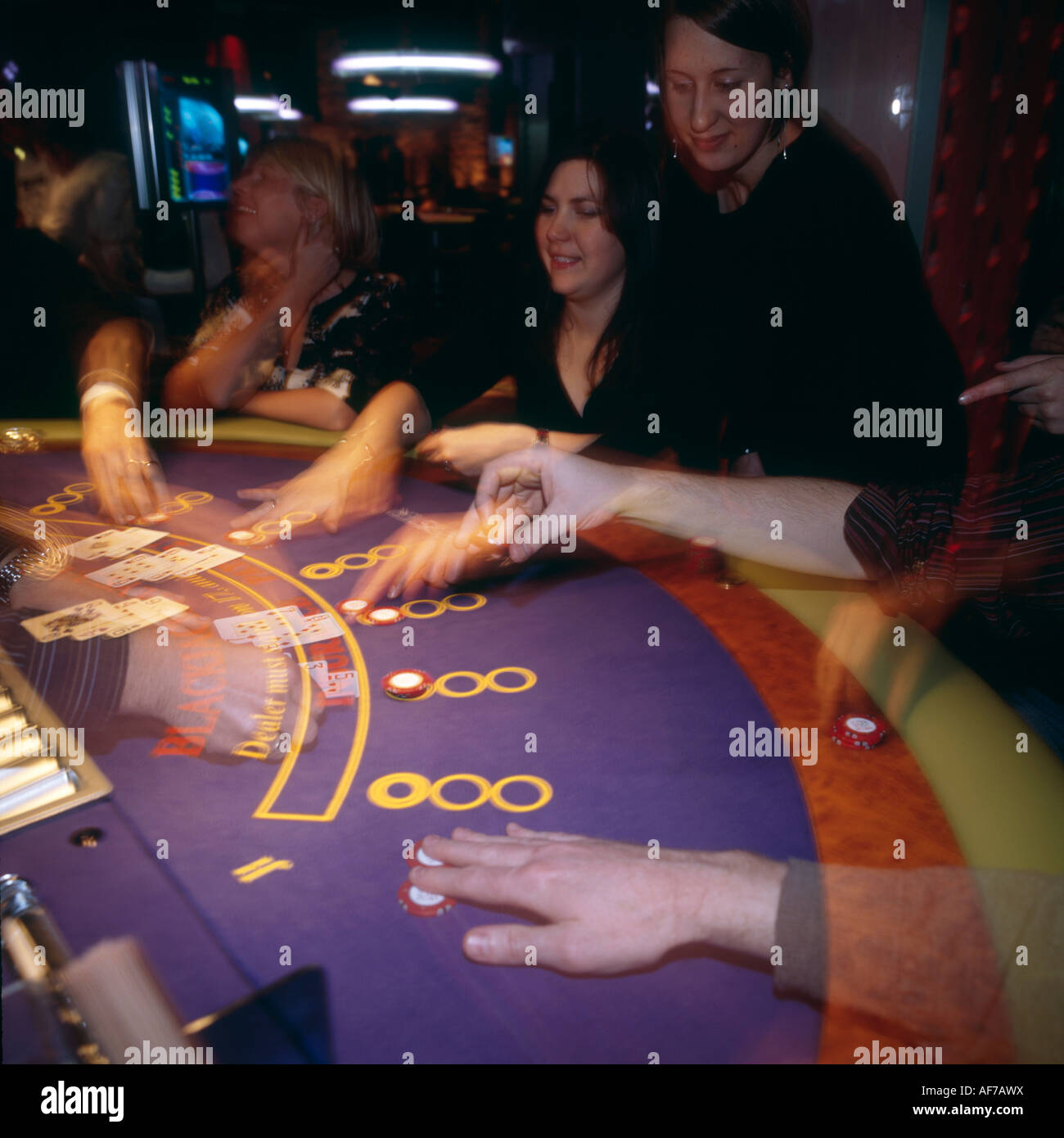 John Angerson Gruppo di amici per la notte a giocare a poker al Casino 235 club presso il grande magazzino settentrionale manchester Foto Stock