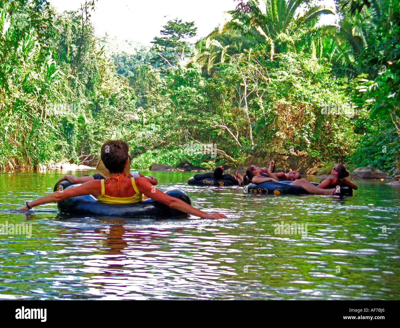 Sud America. Belize. Le persone in vacanza river tubing. Foto Stock