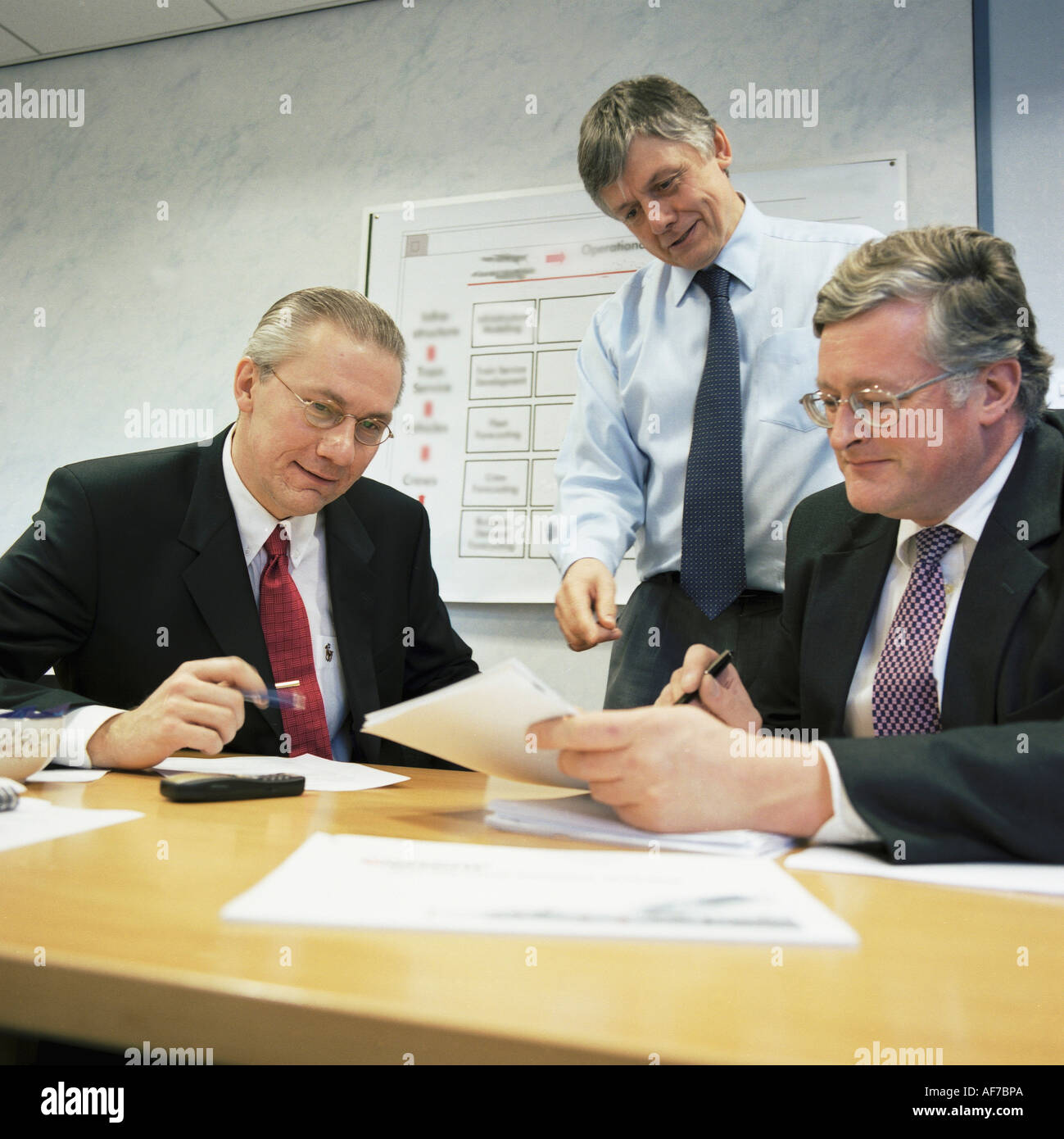 L'industria britannica. Tre uomini di affari riunione in ufficio. Foto Stock