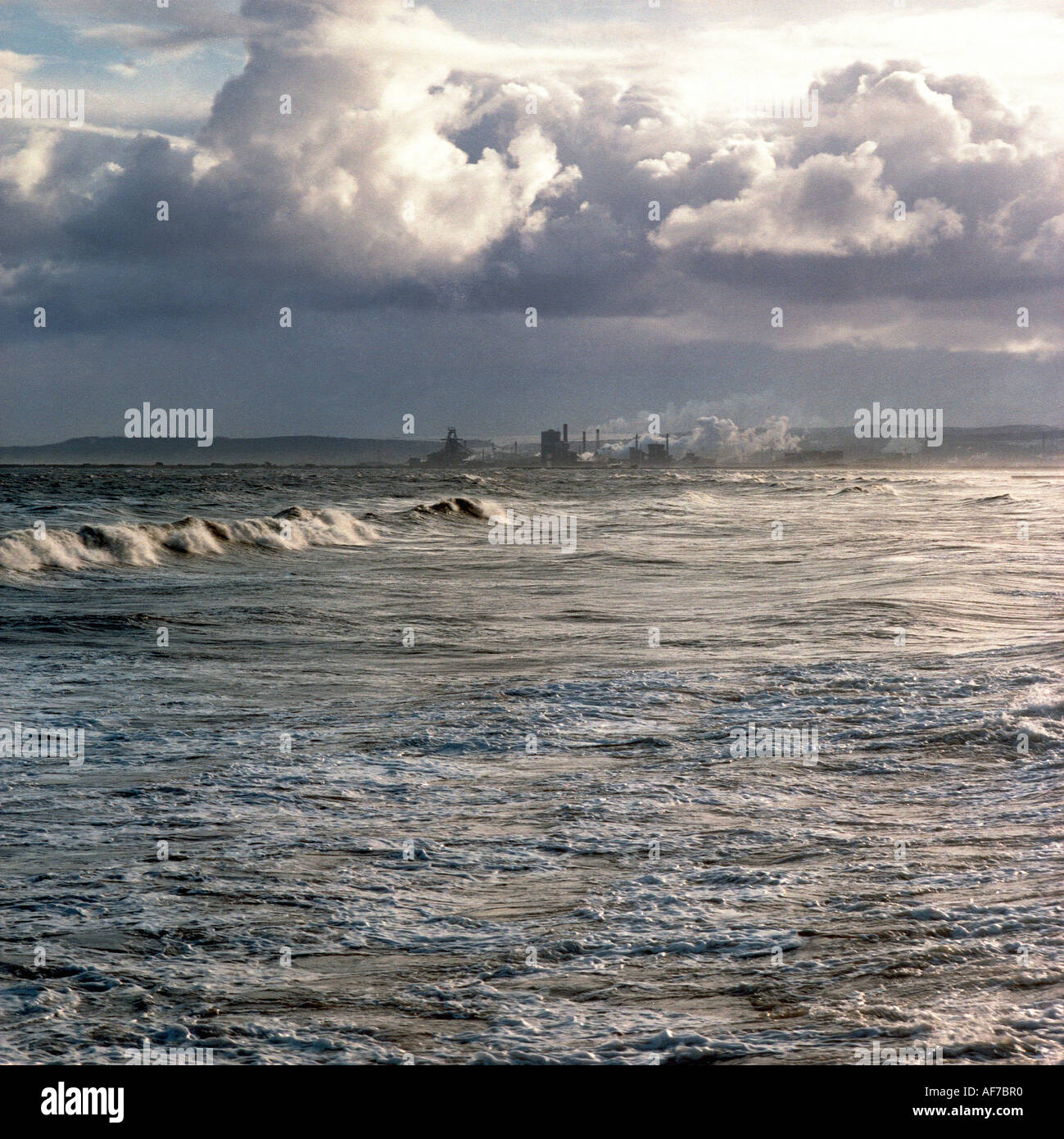 In Inghilterra. Yorkshire. Redcar e Cleveland. Cielo tempestoso mare sulla costa con impianto di acciaio . Foto Stock