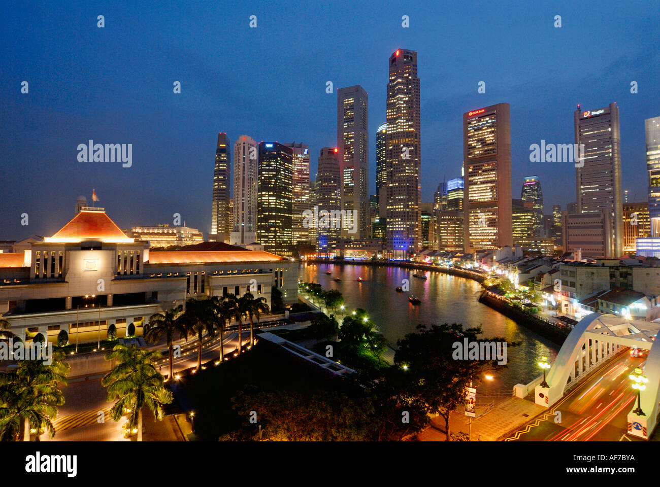 Il Singapore edificio del Parlamento con la CBD e Boat Quay area come sfondo Foto Stock