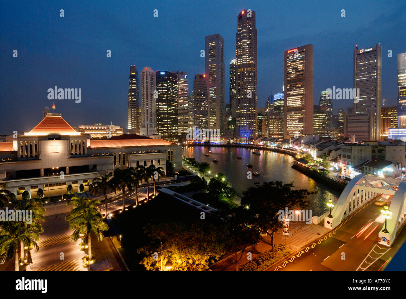 Il Singapore edificio del Parlamento con la CBD e Boat Quay area come sfondo Foto Stock